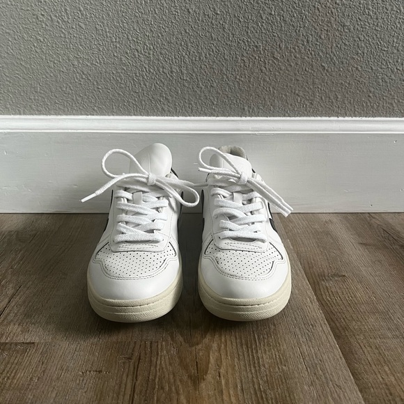 Women’s Veja V-10 Sneaker in Extra White & Black - Picture 7 of 9